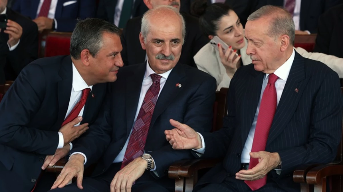 KKTC’deki törende dikkat çeken anlar! Erdoğan, Bahçeli ve Özel yan yana